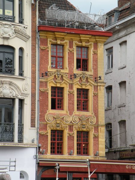  petit immeuble aux fenêtres ouvragées